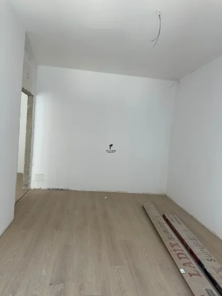 Tirane, jepet me qera zyre Kati 3, 110 m² 1.000 € (KOMUNA E PARISIT)