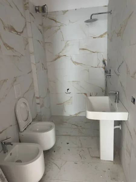 Tirane, jepet me qera zyre Kati 3, 110 m² 1.000 € (KOMUNA E PARISIT)