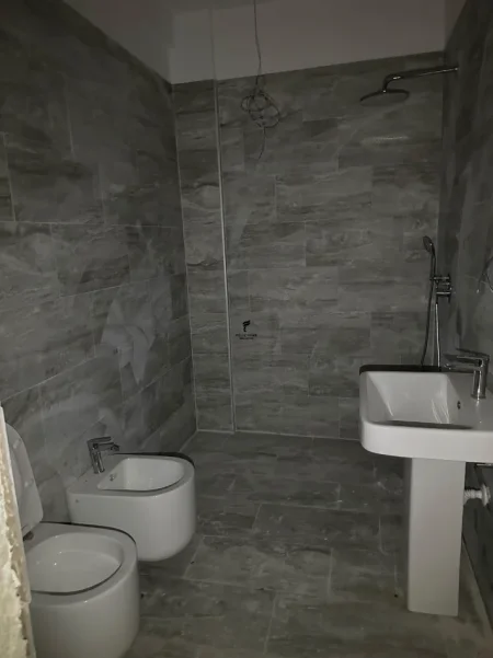 Tirane, jepet me qera zyre Kati 3, 110 m² 1.000 € (KOMUNA E PARISIT)