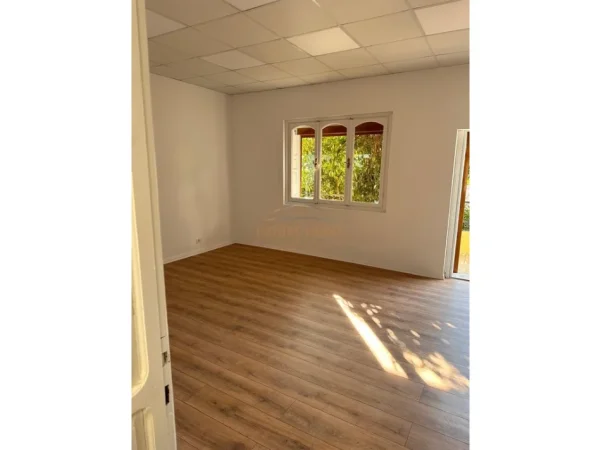Qera, Vilë, Xhamllik, Tiranë 0696069906