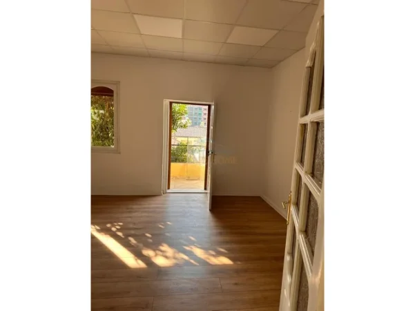 Qera, Vilë, Xhamllik, Tiranë 0696069906