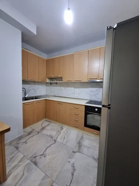 Tirane, jepet me qera apartament 3+1 Kati 2, 140 m² (ASTIR)