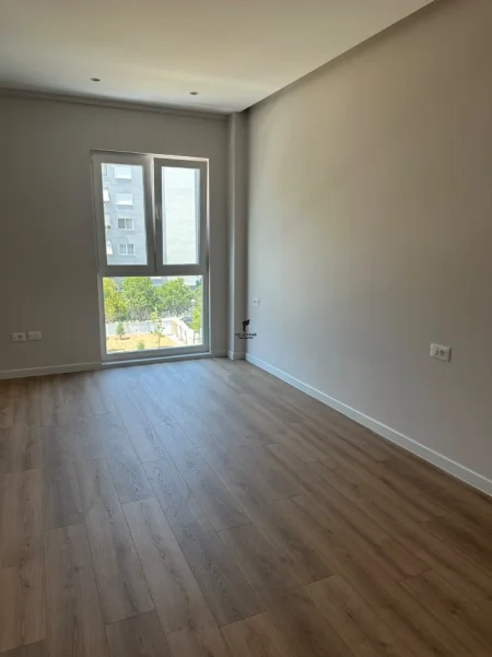 Tirane, jepet me qera zyre Kati 2, 75 m² 750 € (KOMUNA E PARISIT)