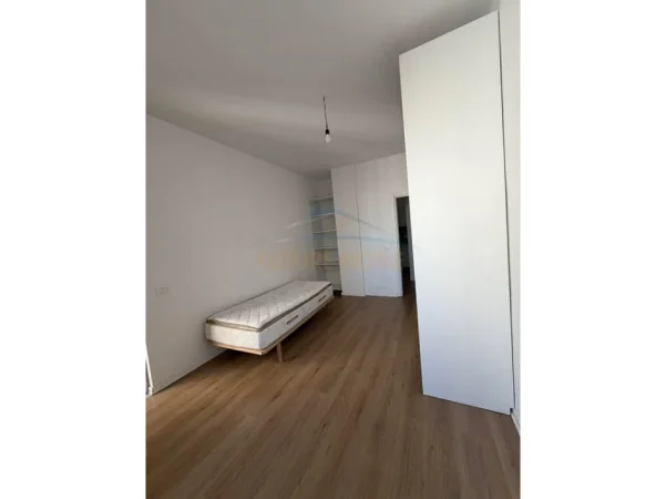 Tirane, jepet me qera apartament 2+1+Ballkon Kati 5, 100 m² 600 € (Yzberisht)