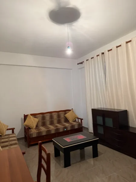 Tirane, jepet me qera apartament 1+1+Ballkon Kati 1, 70 m² 300 € (Yzberisht)