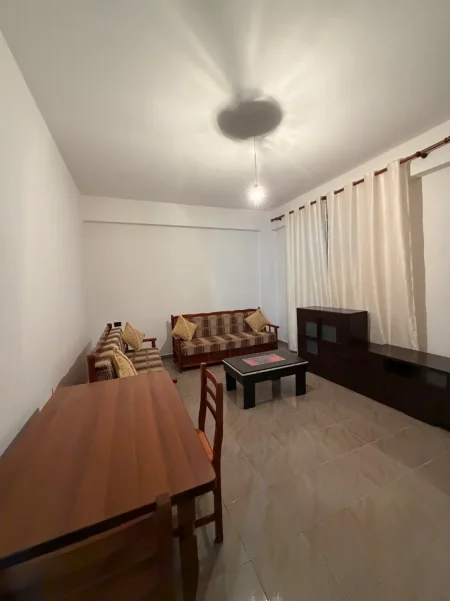 Tirane, jepet me qera apartament 1+1+Ballkon Kati 1, 70 m² 300 € (Yzberisht)