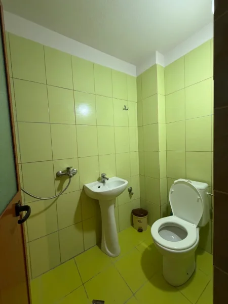 Tirane, jepet me qera apartament 1+1+Ballkon Kati 1, 70 m² 300 € (Yzberisht)