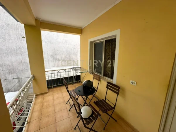 Tirane, jepet me qera apartament 3+1 Kati 1, 270 m² 1.000 €