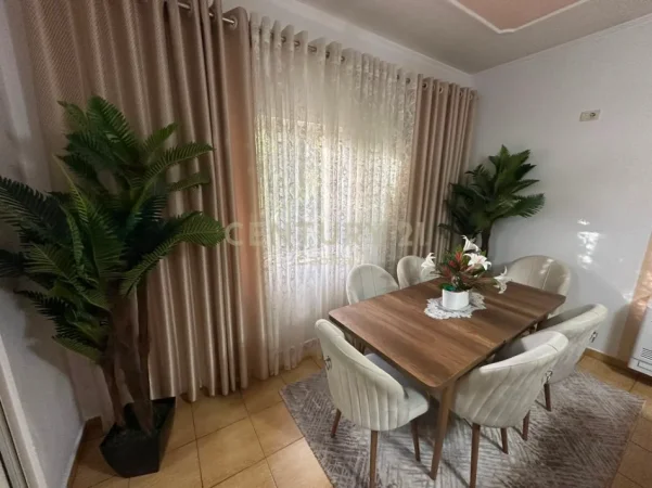 Tirane, jepet me qera apartament 3+1 Kati 1, 270 m² 1.000 €