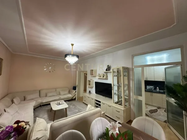 Tirane, jepet me qera apartament 3+1 Kati 1, 270 m² 1.000 €