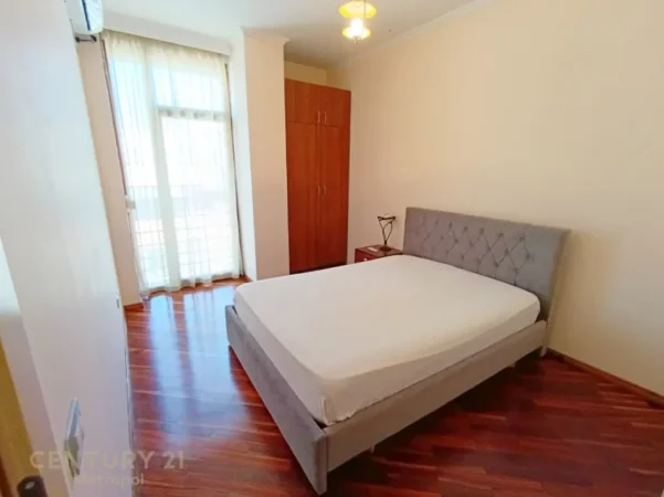 Tirane, jepet me qera apartament duplex 3+1+Ballkon Kati 8, 152 m² 1.300 € (Rruga e Elbasanit, prane Mullirit te Vjeter)
