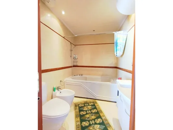 Tirane, jepet me qera apartament duplex 3+1+Ballkon Kati 8, 152 m² 1.300 € (Rruga e Elbasanit, prane Mullirit te Vjeter)