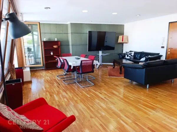 Tirane, jepet me qera apartament duplex 3+1+Ballkon Kati 8, 152 m² 1.300 € (Rruga e Elbasanit, prane Mullirit te Vjeter)