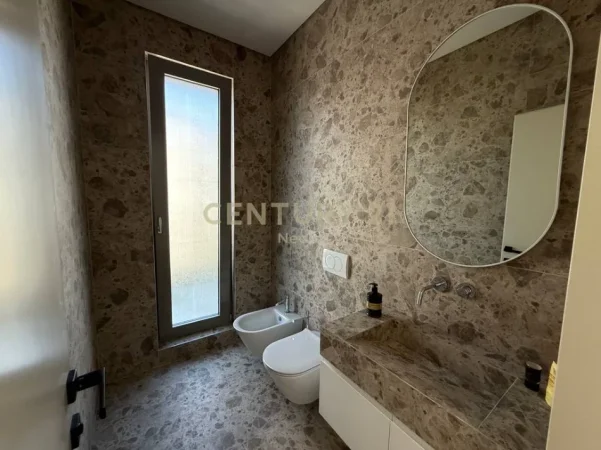 Tirane, jepet me qera Vile Vile 3 Katshe Kati 3, 185 m² 4.500 € (Liqeni i Thate)