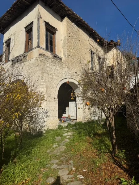 Berat, shitet Vile Vile 2 Katshe Kati 2, 440 m² 300.000 € (Rr. Petrit Lulo (mbrapa muzeut) ose Conad-it (ish-Markata).)