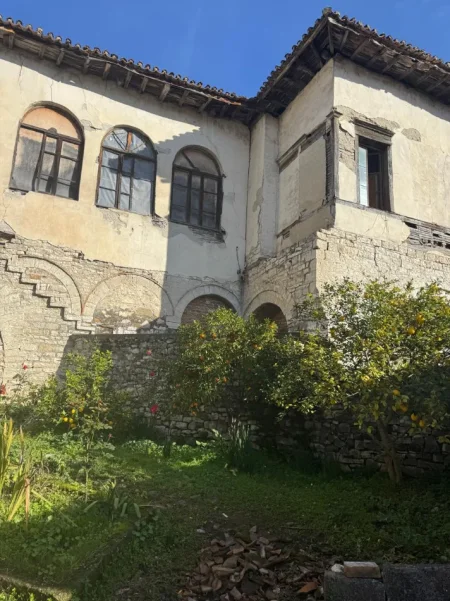 Berat, shitet Vile Vile 2 Katshe Kati 2, 440 m² 300.000 € (Rr. Petrit Lulo (mbrapa muzeut) ose Conad-it (ish-Markata).)
