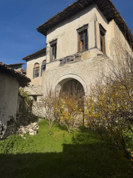 Berat, shitet Vile Vile 2 Katshe Kati 2, 440 m² 300.000 € (Rr. Petrit Lulo (mbrapa muzeut) ose Conad-it (ish-Markata).)