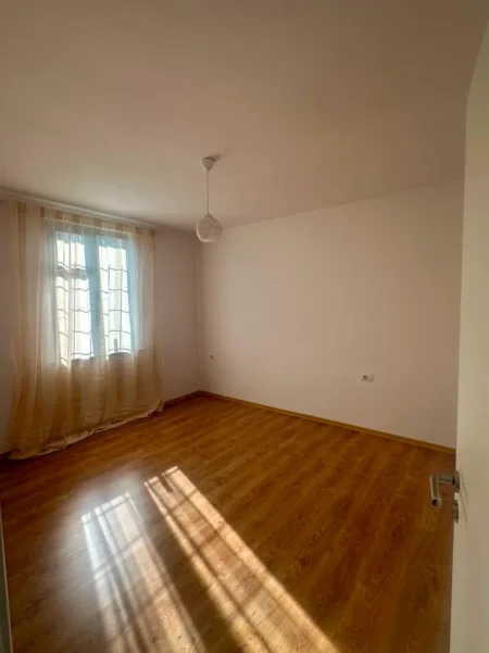Tirane, jepet me qera apartament 1+1 Kati 2, 55 m² 650 € (qender , sheshi skenderbej)