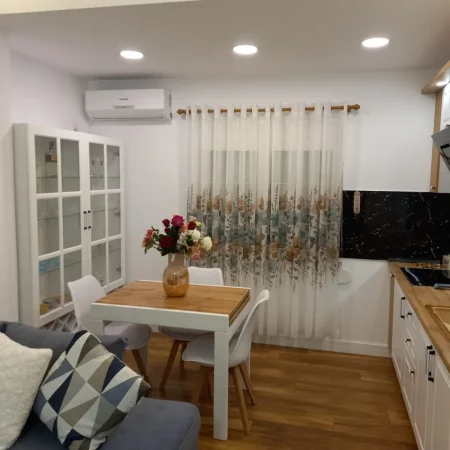 Tirane, jepet me qera apartament 1+1 Kati 4, 70 m² 650 € (Blloku)