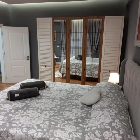 Tirane, jepet me qera apartament 1+1 Kati 4, 70 m² 650 € (Blloku)