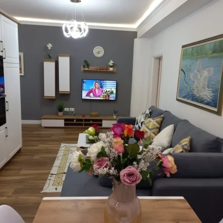Tirane, jepet me qera apartament 1+1 Kati 4, 70 m² 650 € (Blloku)