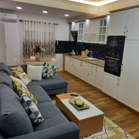 Tirane, jepet me qera apartament 1+1 Kati 4, 70 m² 650 € (Blloku)