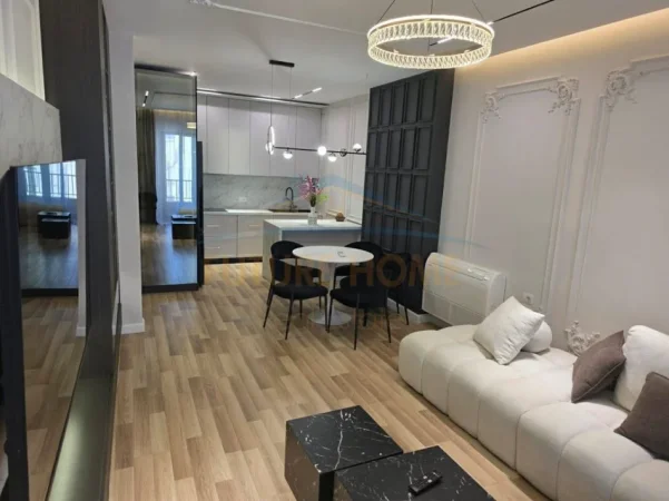 Tirane, jepet me qera apartament 2+1 Kati 7, 117 m² 1.100 € (Unaza e Re)
