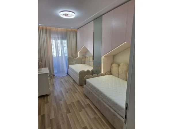 Tirane, jepet me qera apartament 2+1 Kati 7, 117 m² 1.100 € (Unaza e Re)
