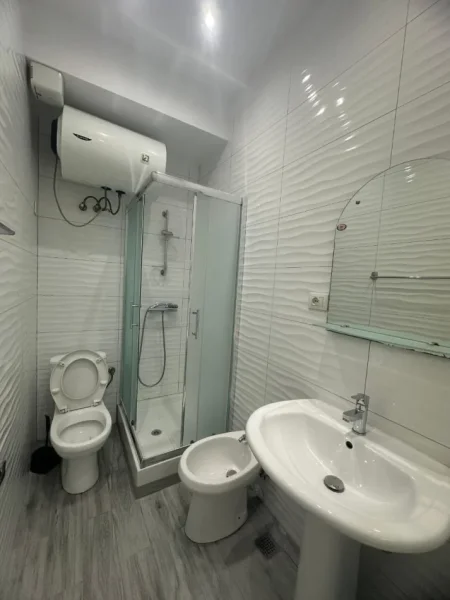 Tirane, jepet me qera apartament 1+1 Kati 2, 53 m² 700 € (Ambasada Amerikane)