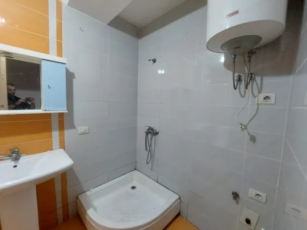 Tirane, jepet me qera apartament 2+1 Kati 4, 90 m² 450 € (Rruga 5 Maji)