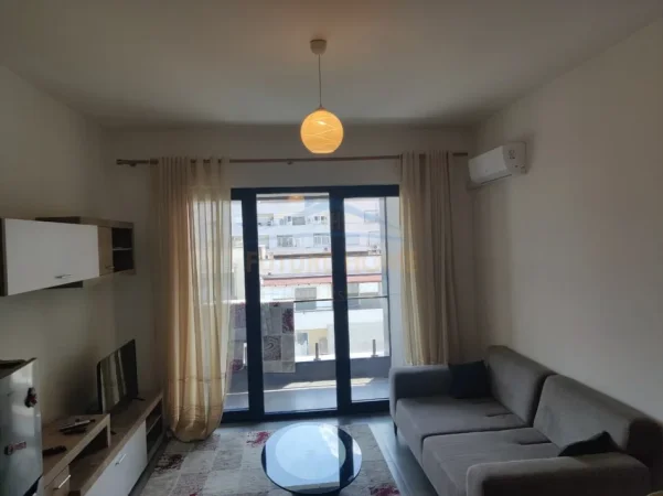 Tirane, jepet me qera apartament 1+1 Kati 7, 65 m² 700 € (Kompleksi Square 21 ,Rruga e Kavajes)