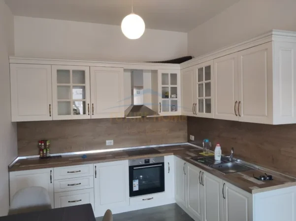 Tirane, jepet me qera apartament 1+1 Kati 7, 65 m² 700 € (Kompleksi Square 21 ,Rruga e Kavajes)