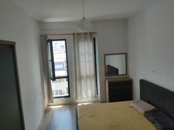 Tirane, jepet me qera apartament 1+1 Kati 7, 65 m² 700 € (Kompleksi Square 21 ,Rruga e Kavajes)