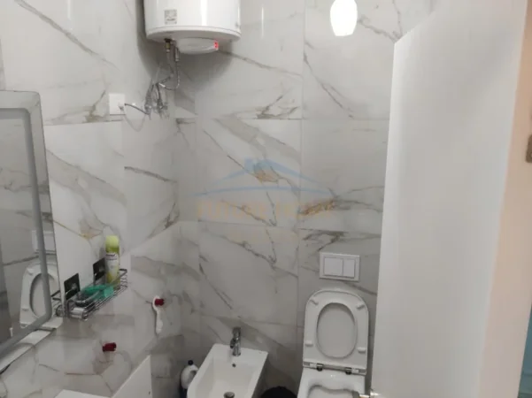 Tirane, jepet me qera apartament 1+1 Kati 7, 65 m² 700 € (Square 21,Rruga e Kavajes)