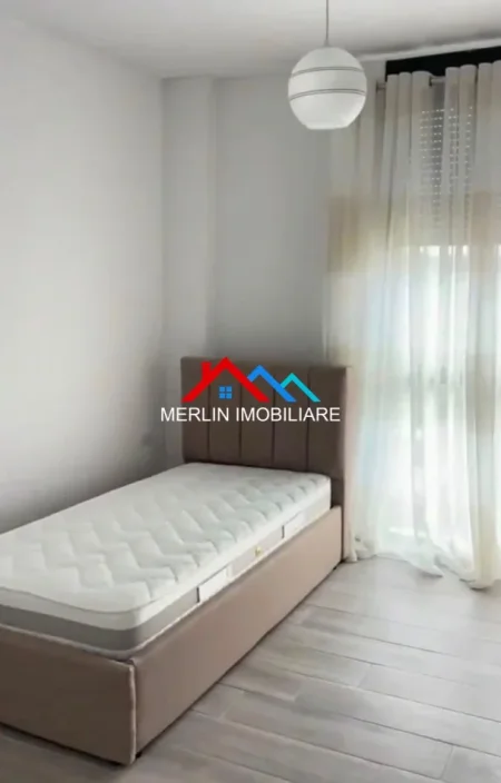 Tirane, jepet me qera apartament 3+1+Ballkon Kati 2, 120 m² 500 € (RRUGA 5 MAJI)