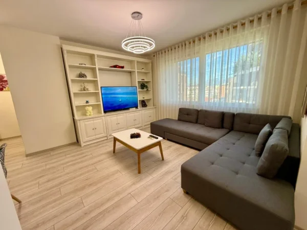 Tirane, jepet me qera apartament 1+1 Kati 8, 70 m² 850 € (Rruga e Kosovareve)