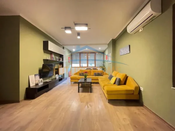 Tirane, jepet me qera apartament 1+1 Kati 3, 75 m² 700 € (Shallvaret)