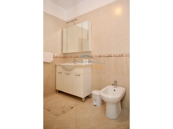 Tirane, jepet me qera apartament 1+1 Kati 3, 75 m² 700 € (Shallvaret)