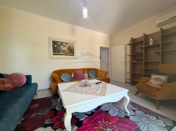 Tirane, jepet me qera apartament 1+1 Kati 5, 62 m² 650 € (Liqeni i Thate)