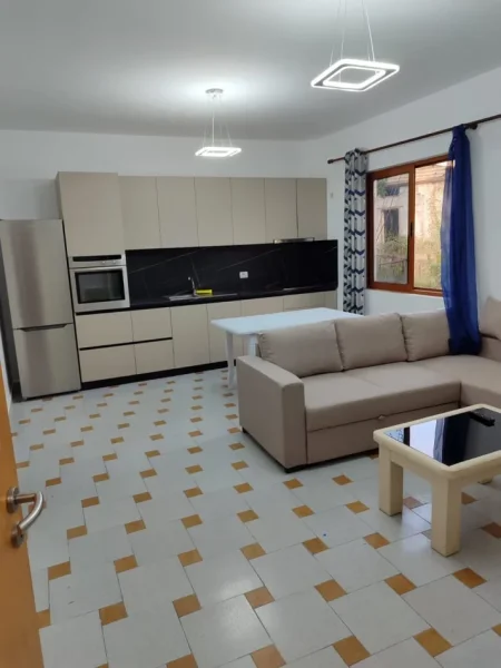 Tirane, jepet me qera apartament 1+1 Kati 1, 65 m² 300 € (Shkozë)