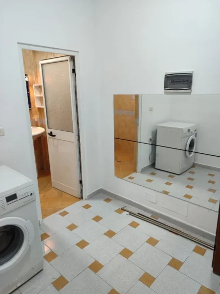 Tirane, jepet me qera apartament 1+1 Kati 1, 65 m² 300 € (Shkozë)