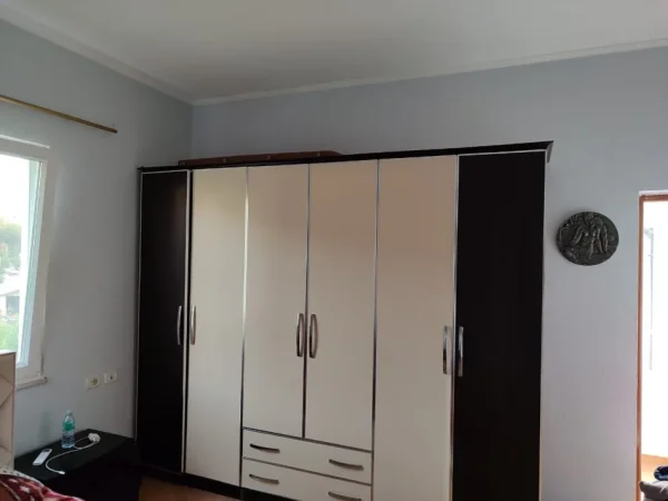 Tirane, jepet me qera apartament 1+1 Kati 1, 65 m² 300 € (Shkozë)