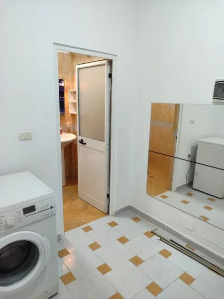 Tirane, jepet me qera apartament 1+1 Kati 1, 65 m² 300 € (Shkozë)