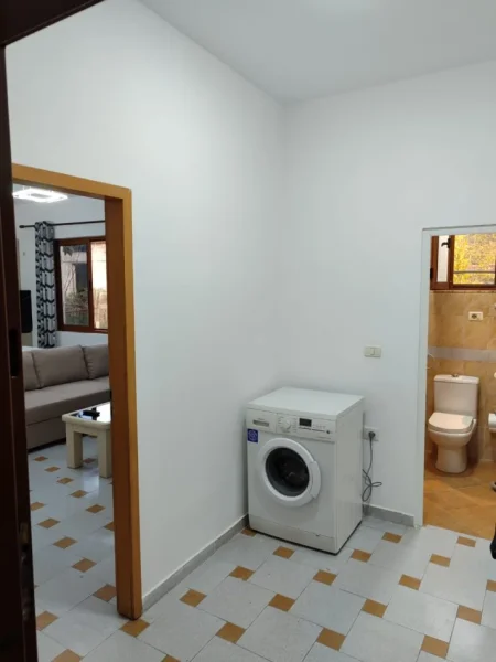Tirane, jepet me qera apartament 1+1 Kati 1, 65 m² 300 € (Shkozë)