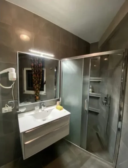 Tirane, jepet me qera apartament 2+1 Kati 5, 95 m² 700 € (Vasil Shanto)