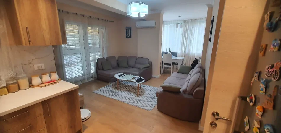Tirane, jepet me qera 1+1+Ballkon Kati 1, 70 m² 600 € (Komuna Parisit)