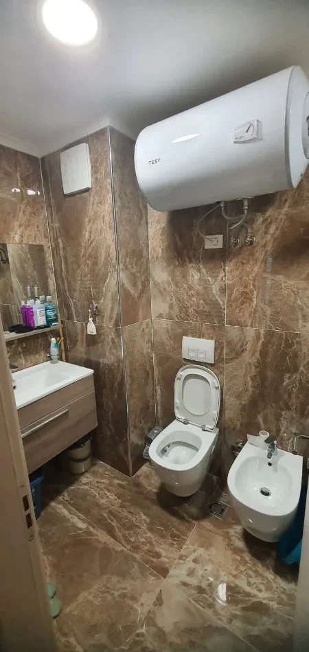 Tirane, jepet me qera 1+1+Ballkon Kati 1, 70 m² 600 € (Komuna Parisit)