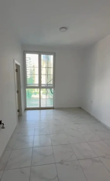 Kavaje, jepet me qera ambjent biznesi Kati 2, 110 m² 1.000 € (Square 21- Rruga e Kavajes)