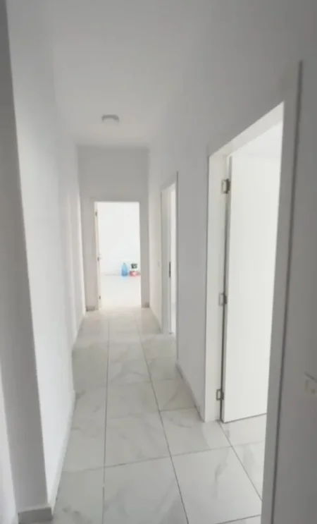Kavaje, jepet me qera ambjent biznesi Kati 2, 110 m² 1.000 € (Square 21- Rruga e Kavajes)