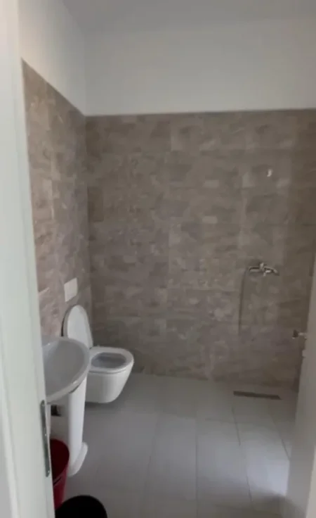 Kavaje, jepet me qera ambjent biznesi Kati 2, 110 m² 1.000 € (Square 21- Rruga e Kavajes)